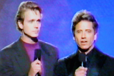 A 70'S CELEBRATION: THE BEAT IS BACK (NBC 11/16/93) RARE!!! HARD TO FIND!!! Olivia Newton-John, Martin Mull, John Schneider, Tom Wopat, The Brady Bunch, Lenny & Squiggy, Sonny Bono, Bee Gees, Donna Summer, Meat Loaf, KC and the Sunshine Band, Rod Stewart - Image 5