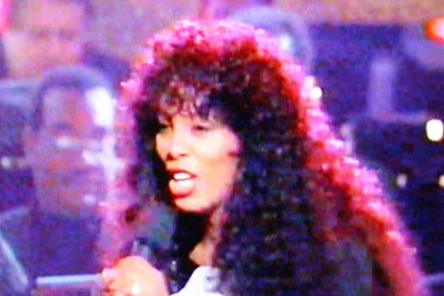 A 70'S CELEBRATION: THE BEAT IS BACK (NBC 11/16/93) RARE!!! HARD TO FIND!!! Olivia Newton-John, Martin Mull, John Schneider, Tom Wopat, The Brady Bunch, Lenny & Squiggy, Sonny Bono, Bee Gees, Donna Summer, Meat Loaf, KC and the Sunshine Band, Rod Stewart - Image 6