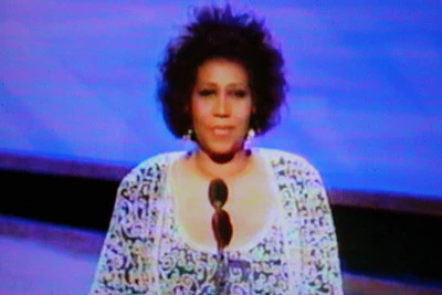 1993 ESSENCE AWARDS (CBS 5/29/93) Patti LaBelle, Danny Glover, Halle Berry, Aretha Franklin, Tina Turner, Anita Baker, Ann Margret, Lindsay Wagner, Stephanie Mills, Lena Horne - Image 3