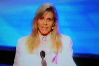 1993 ESSENCE AWARDS (CBS 5/29/93) Patti LaBelle, Danny Glover, Halle Berry, Aretha Franklin, Tina Turner, Anita Baker, Ann Margret, Lindsay Wagner, Stephanie Mills, Lena Horne - Image 5