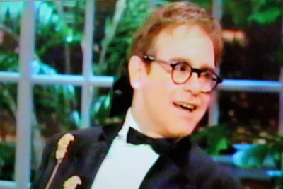 LATE SHOW STARRING JOAN RIVERS - EPISODE 1 (FOX 10/9/86) David Lee Roth, Pee Wee Herman, Elton John, Cher - Image 5