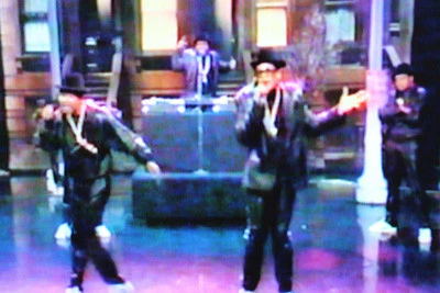 LATE SHOW STARRING JOAN RIVERS - EPISODE 8 (FOX 10/20/86) Joan Van Ark, Gallagher, Run-DMC, John Houseman - Image 7