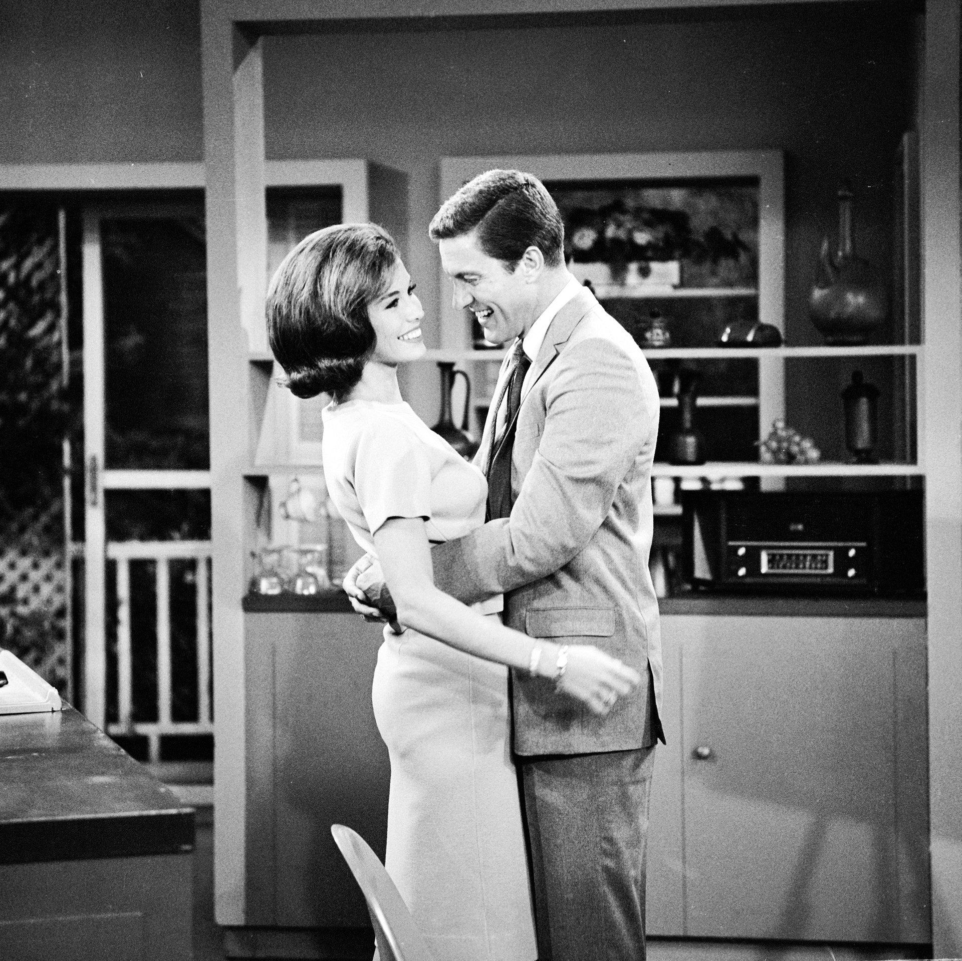 DICK VAN DYKE SHOW, THE + RARE PILOT (CBS 1961-1966) EXCEPTIONAL QUALITY!!! Dick Van Dyke, Mary Tyler Moore, Rose Marie, Morey Amsterdam, Richard Deacon, Jerry Paris, Ann Morgan Guilbert, Larry Mathews - Image 5